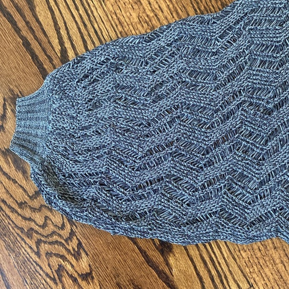 Beautiful mesh knit top with wing sleeves - Picture 4 of 7